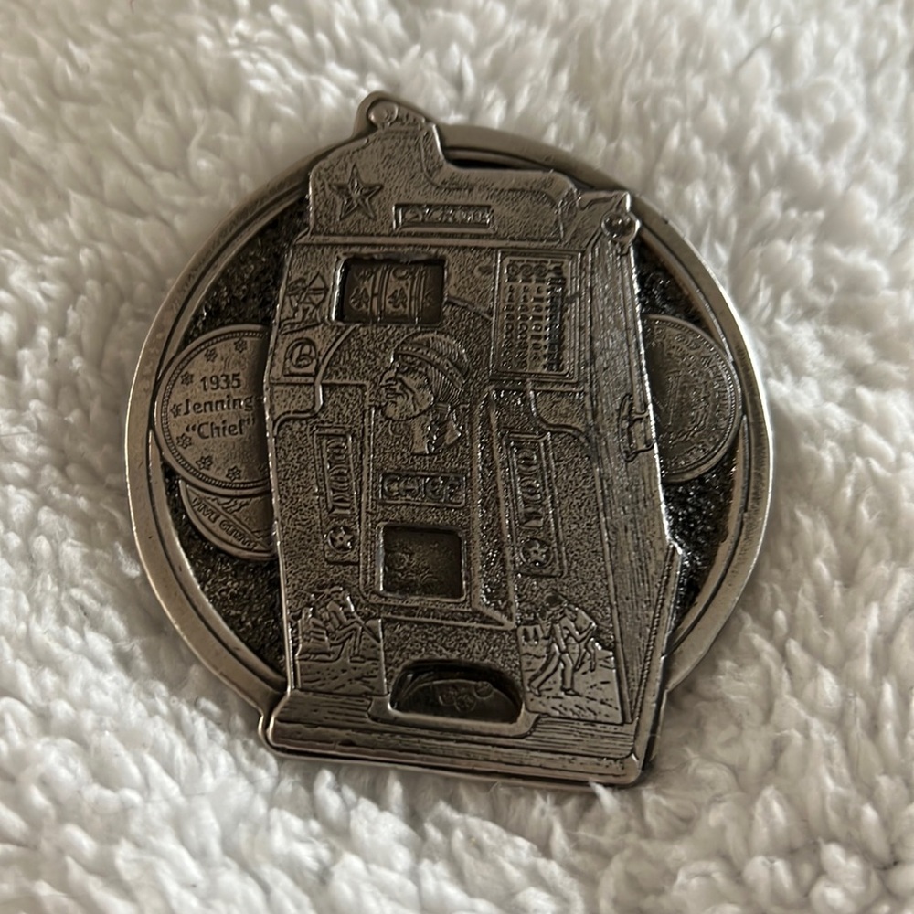 Vintage (1973) belt buckle celebrating the 1935 Jennings ‘Chief’ machine.
